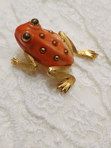 Crown trifari frog brooch - crown,