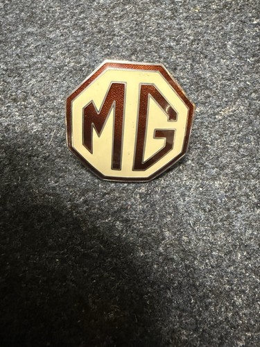 Spare wheel badge n - badge, t