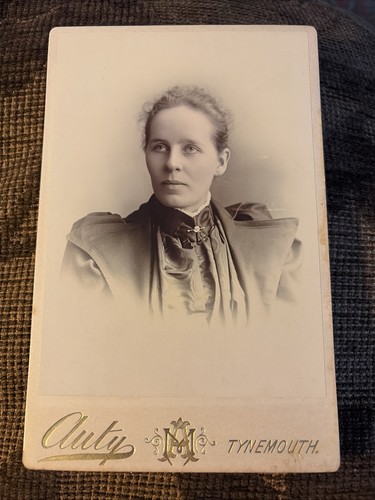 Victorian cabinet card photo - cabinet,