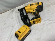 DEWALT DCN 660 2nd FIX NAIL GUN WORKS A TREAT COMES WITH ONE GOOD 4ah BATTERY