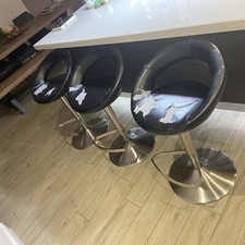 black 360 degree swivel bar