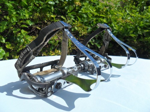 Vintage road bike - vintage, pedals