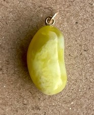 Vintage 9ct Gold carved Iona Marble lucky bean charm pendant green love token 1