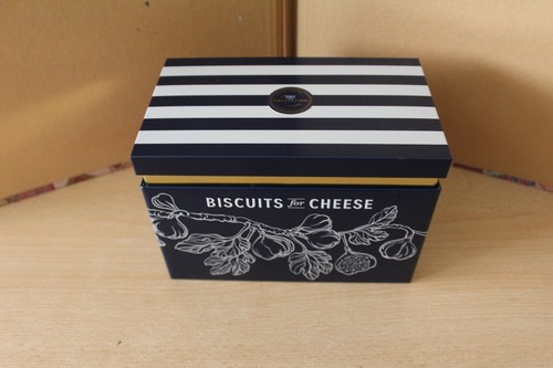 Colletable tin box - tin,