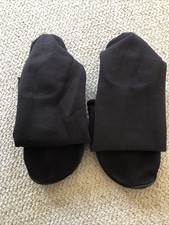 Yeezy Pods Black Size 2 ( US Mens size 9-10.5) Check Out What This Is UK sizing