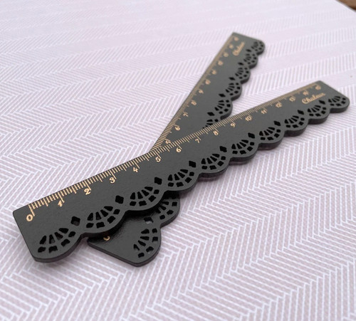 Metric scalloped edge - edge, wooden