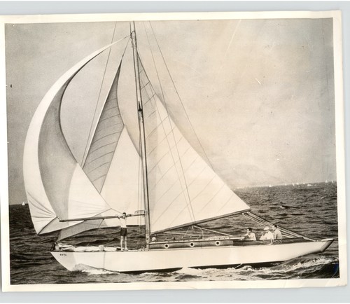 Racing sailing yacht ladie - racing,