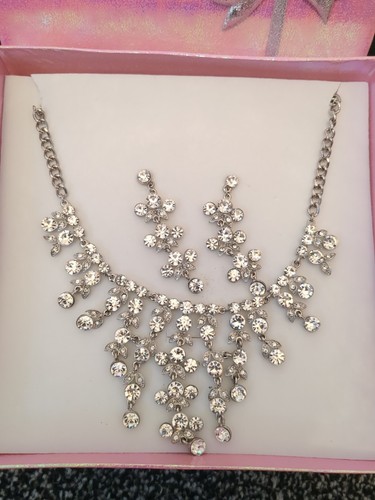 Diamond necklace and earring