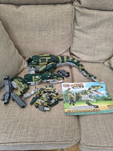 Giant tyrannosaurus dinosaur - tyrannosaurus,