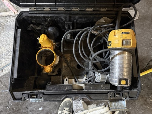 Dewalt 110v router - 1/4,