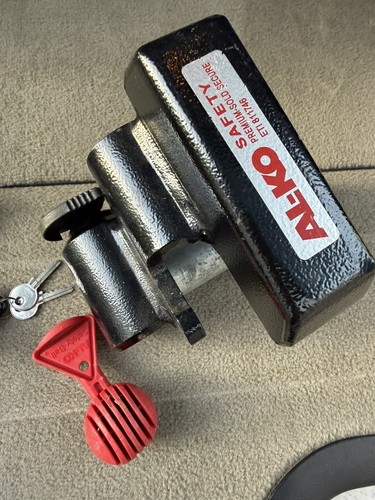 Caravan trailer hitch lock - hitch,