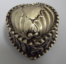BEAUTIFUL ENGLISH ANTIQUE 1896 SOLID STERLING SILVER HEART SHAPED PILL BOX