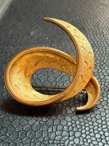 Vintage signed sphinx swirl - signed,