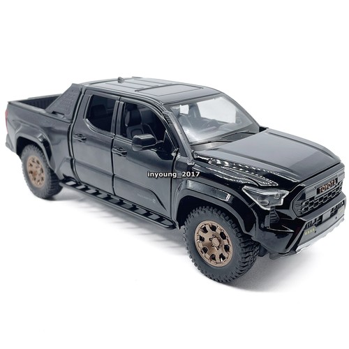 Toyota tacoma model toy - 1:24,