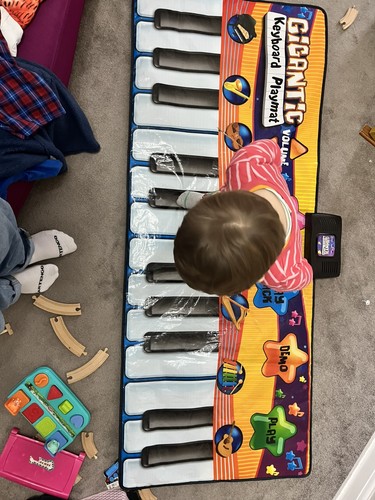 Hamleys gigantic piano - gigantic,
