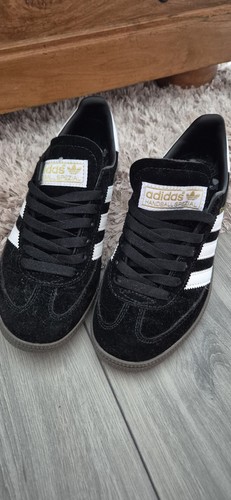 Black sued adidas gazelles - black,