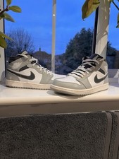 Air Jordan 1 Mid Light Smoke