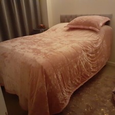 A PINK VELVET CRUSH REVERSIBLE BEDSPREAD WITH PILLOW SHAMS BY COZEE HOME.