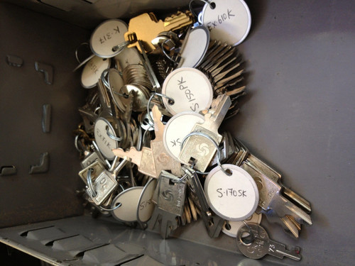 Various luggage keys - various, many
