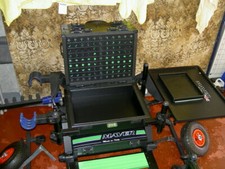 MAVER S4 FISHING BOX + WHEEL KIT + MANY EXTRAS, NEAR MINT