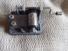 MANUAL HAND-CRANK MUSICAL