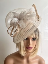  STUNNING STATEMENT FASCINATOR