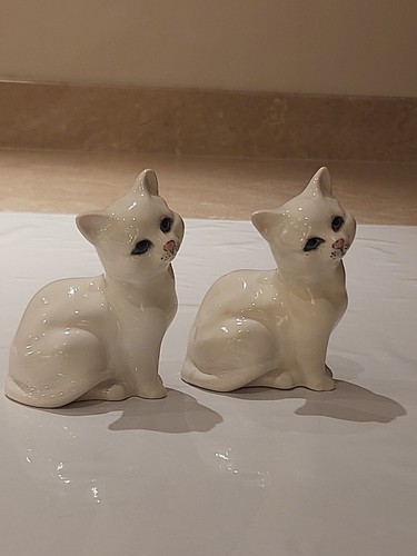 Pair beswick white - of,
