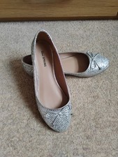 Ladies Size 5 Sliver Glitter Pumps