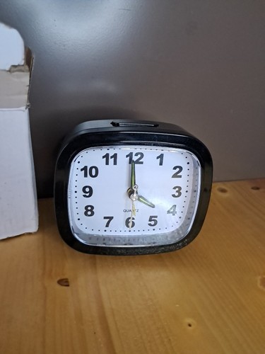 Quartz analogue square alarm - analogue,