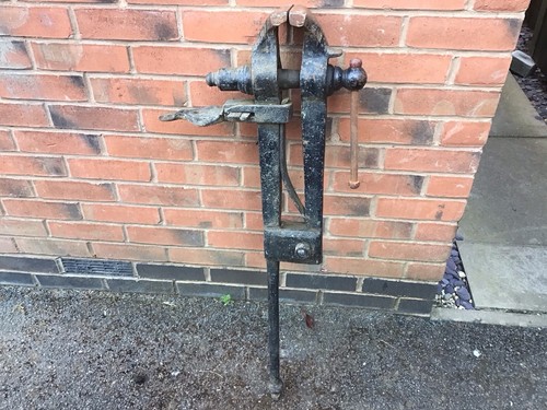 Cast iron leg vice - iron,