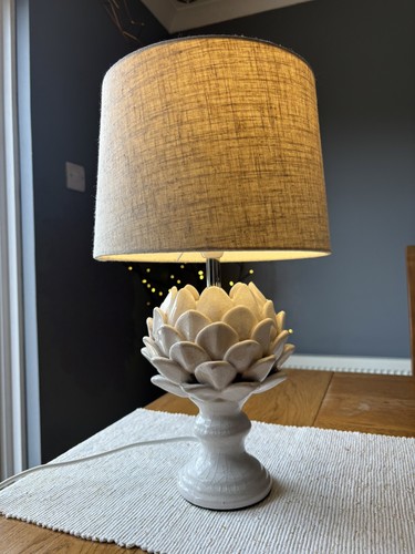 White ceramic artichoke table - white,