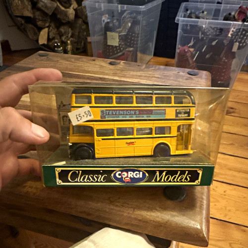 Corgi classic models 96980 aec - classic,