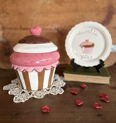 Cupcake cookie jar - cookie,