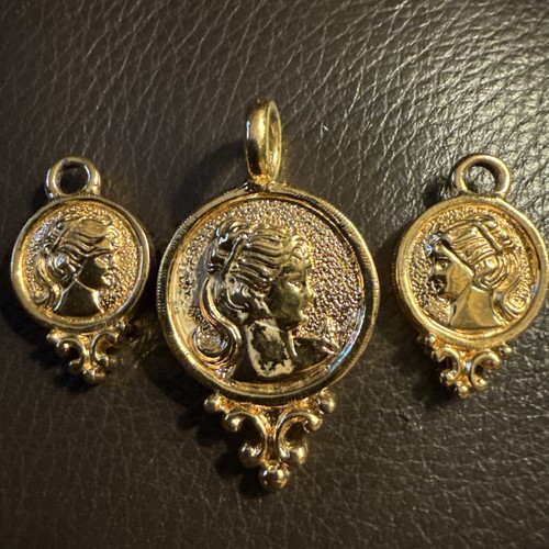 Gold tone jewelry set - gold,