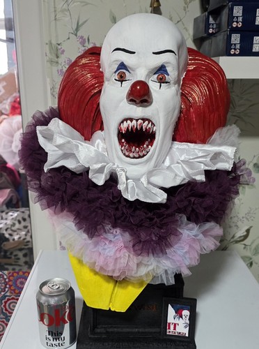 Life size pennywise 1990 - pennywise,