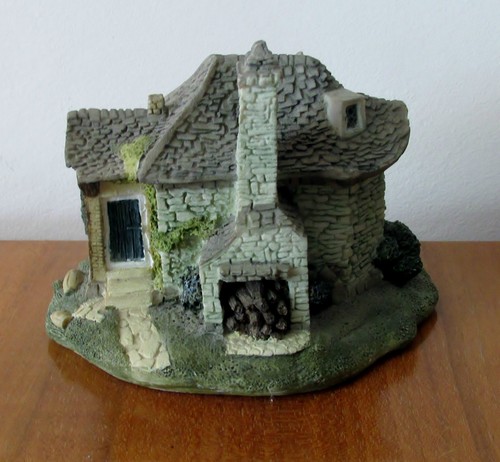 Academy cottage ornament - cottage,