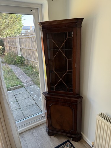 Corner display cabinet with - corner,