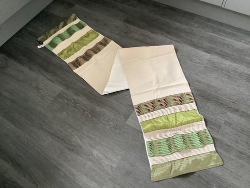 Next table runner - next,