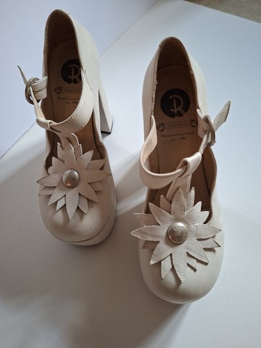 Red dead shoes - or,