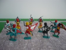 TIMPO 9 KNIGHTS  WITH WEAPONS TOY SOLDIERS