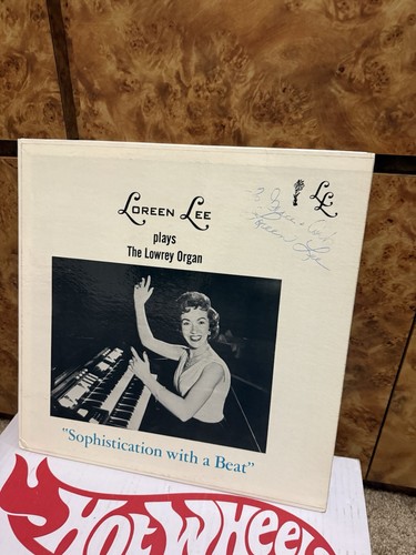 Loreen lee plays the lowrey - plays,