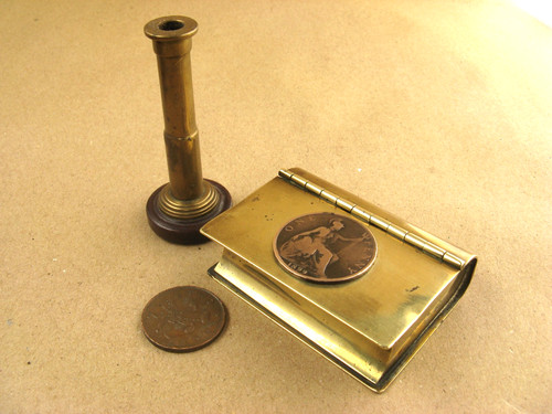 Antique brass snuff box - -,