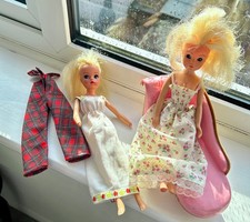 1970s Pedigree Sindy Dolls x2 with Clothes & Chaise Longue – Vintage Bundle