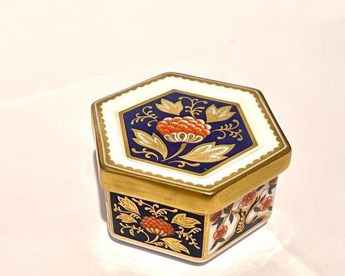 Royal crown derby bone china - royal,