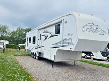 5th wheel RV caravan 37-foot Tri axle
