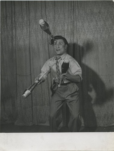 Juggler performer juggling - performer,