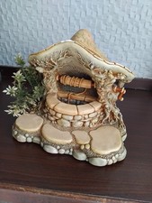 VINTAGE PENDELFIN - WISHING WELL. collectable. slight imperfection on roof. 
