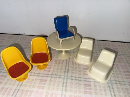 Pippas apartment chair table - pippas,