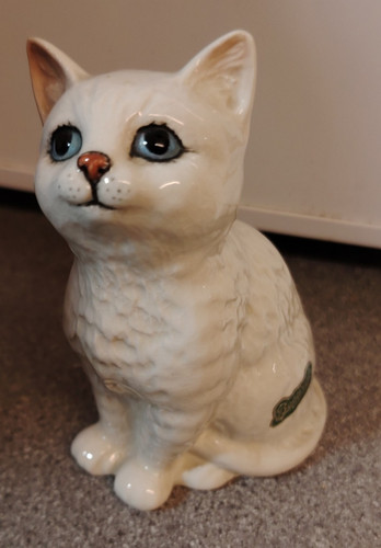 Small beswick white cat - beswick,