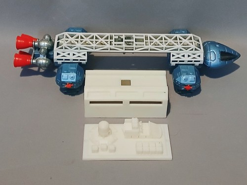 Space 1999 eagle transporter - eagle,